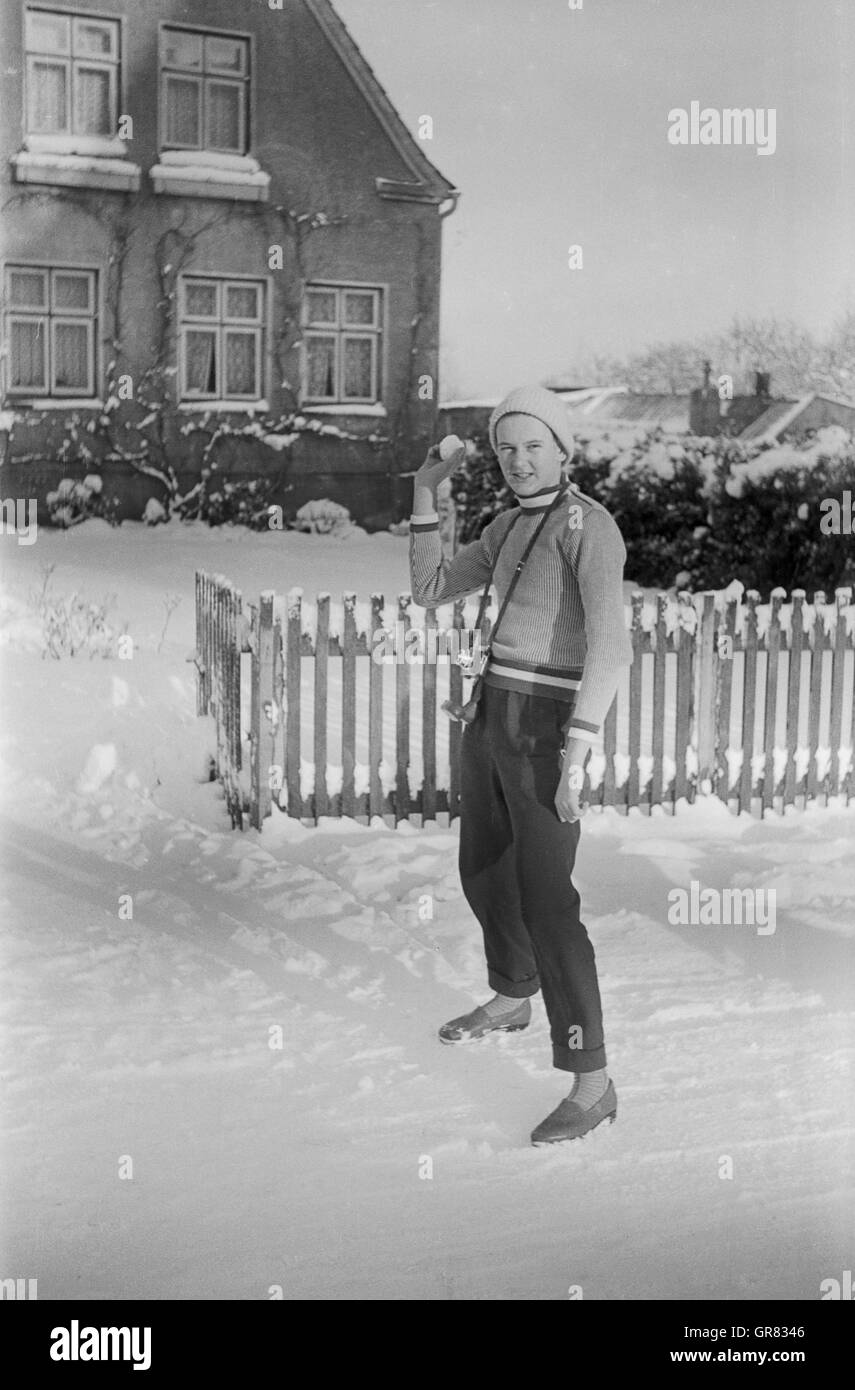 Junger Mann Winter Bw Stockfoto