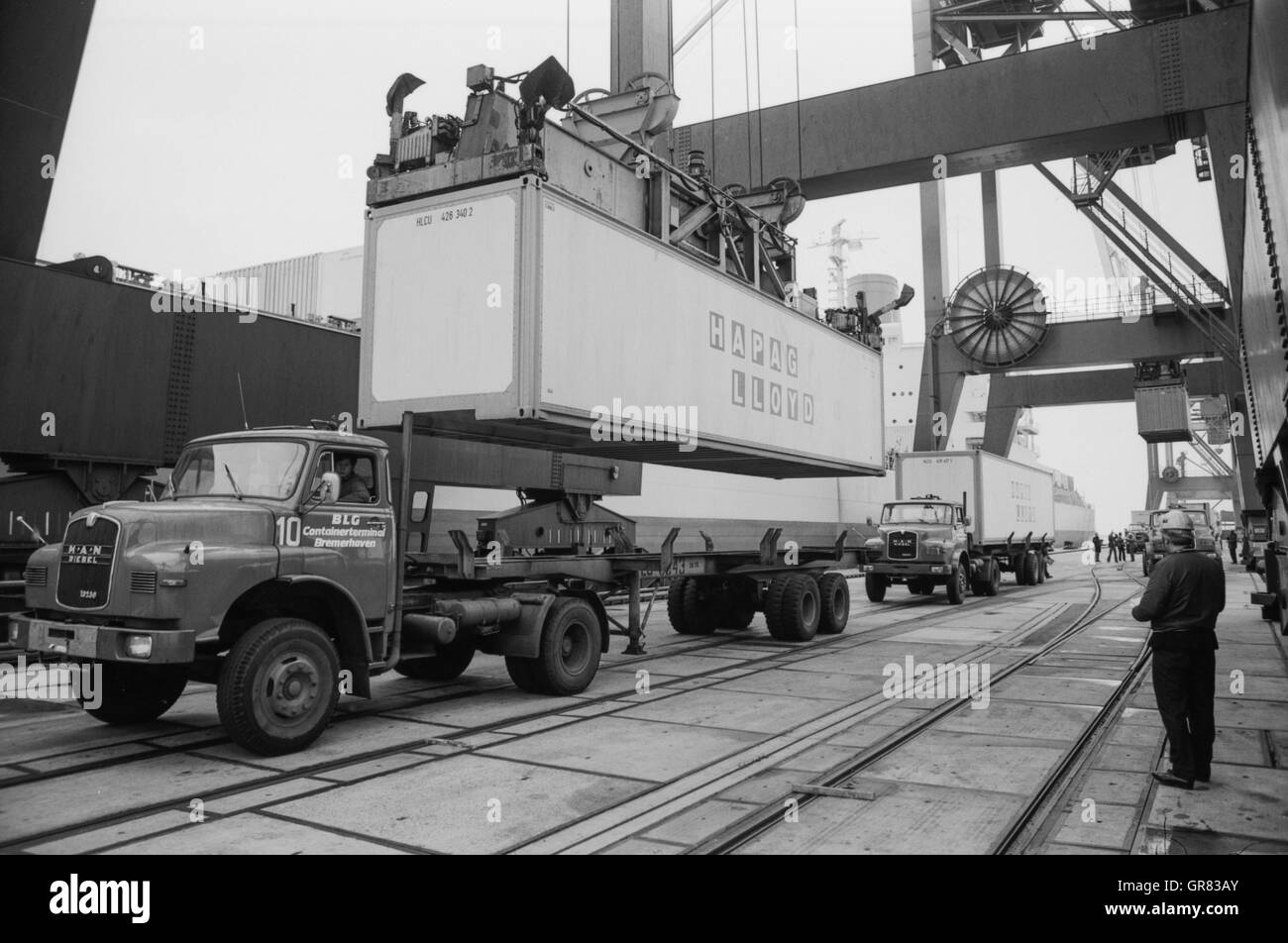 Container Transport 1972 Bw Stockfoto