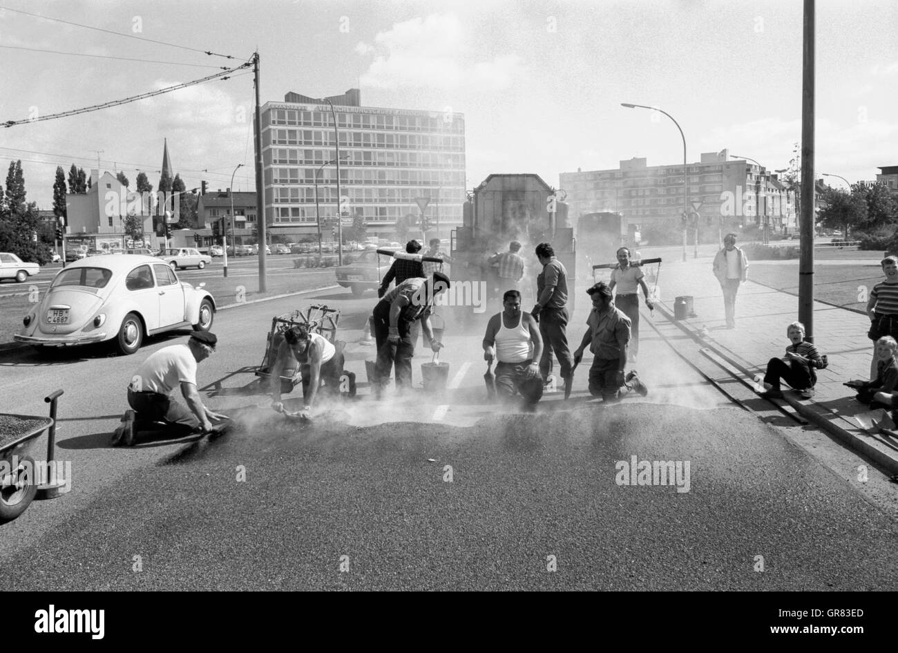 Teer Straße Bau 1972 Bw Stockfoto