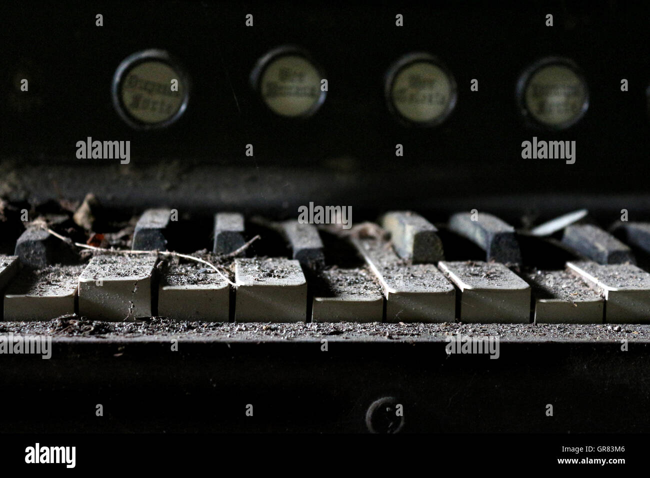 Alte verlassene Kapelle Orgel sitzt gebrochen und vergessene unter einer Schicht von Staub, Putz und Schmutz.  in Ceredigion Westwales Stockfoto