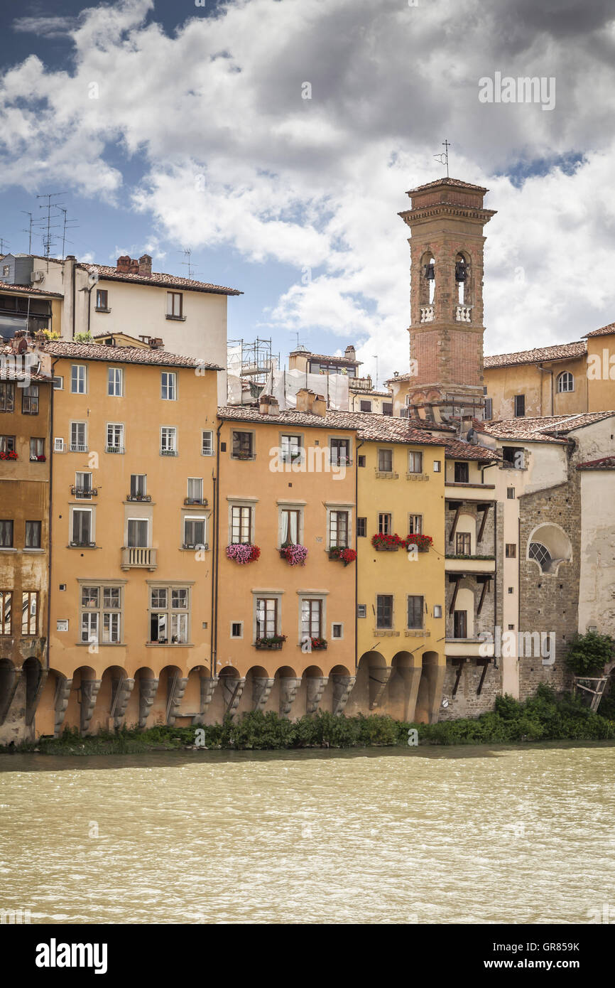 Häuser und Kirche am Ufer des Flusses Arno In Florenz in der Nähe von Ponte Vecchio, Toskana, Italien Stockfoto