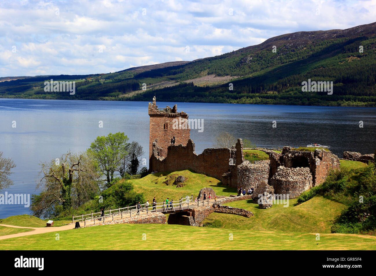 Schottland, die Ruinen der Burg Urquhart in Loch Ness Stockfoto