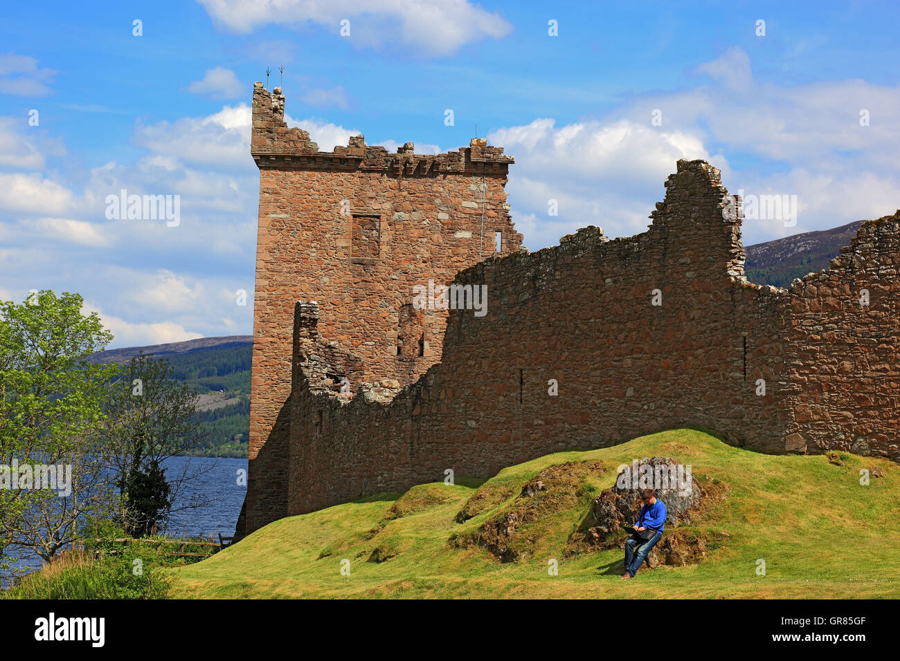 Schottland, die Ruinen der Burg Urquhart in Loch Ness Stockfoto