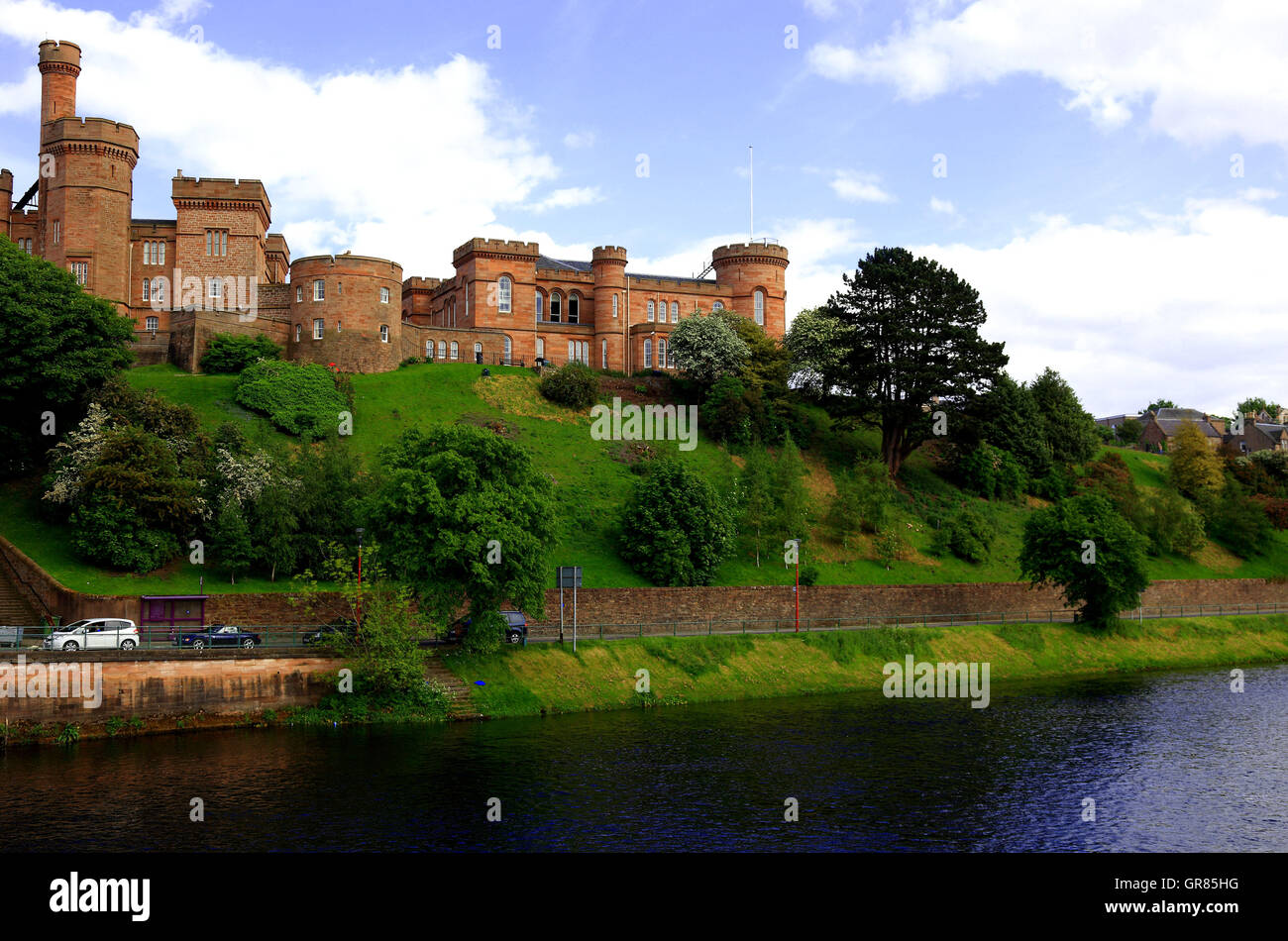 Schottland, Stadt Inverness, das neugotische Schloss und Fluss Ness Stockfoto