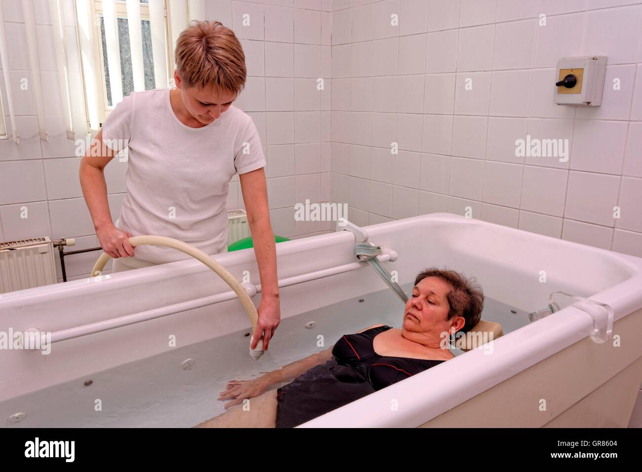 Tangentor, Unterwasser-Massage-Therapeut in Hand durch die leitende thermische Cegled Stockfoto