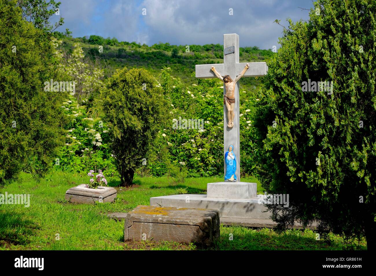 Stein-Kreuzung mit Mutter Maria Stockfoto