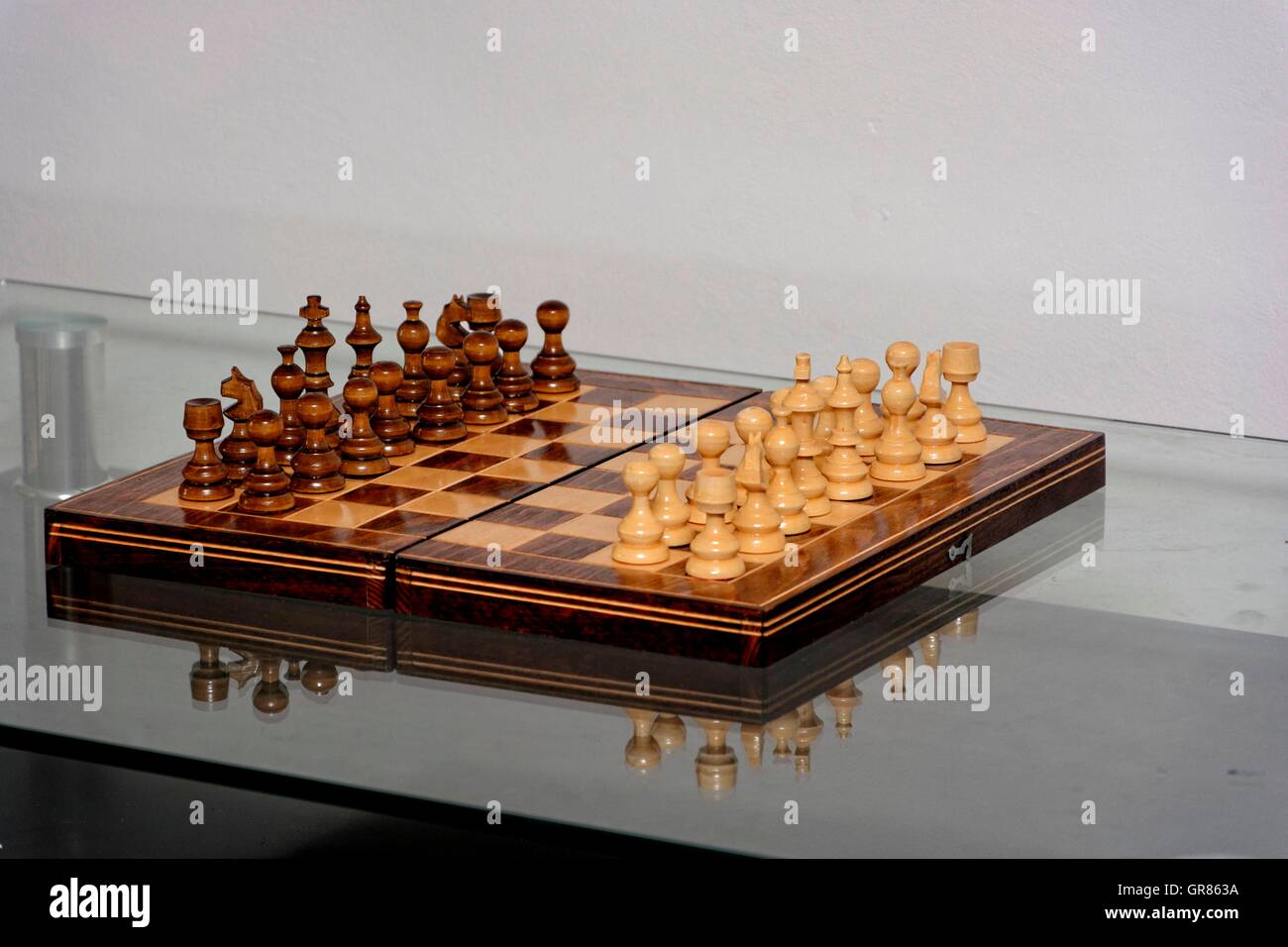 Aus Holz Schachspiel auf Glasplatte Stockfoto
