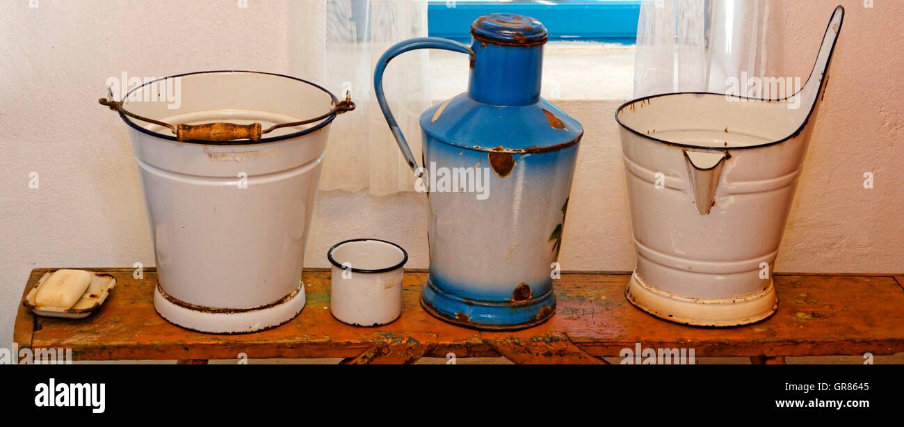 Alte, Retro Emailierte Wassereimer und Seifenhalter Stockfoto