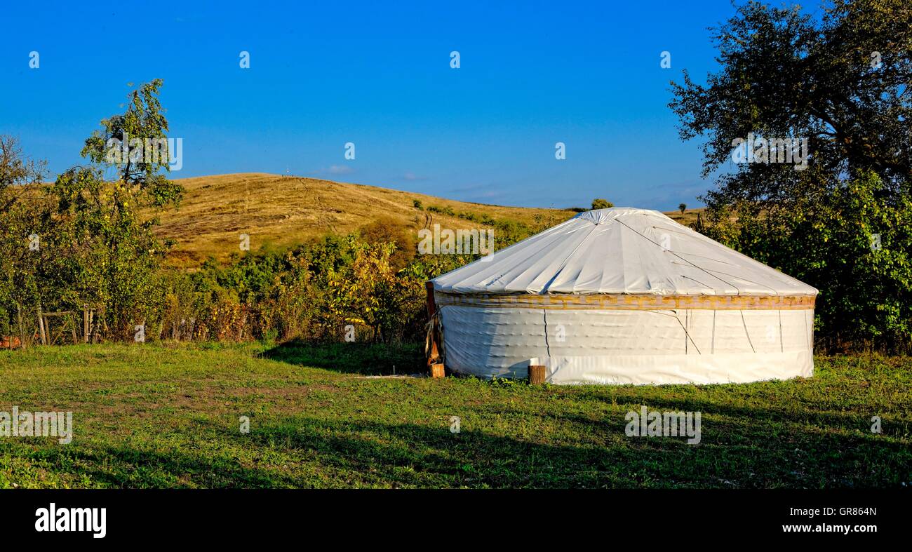 Ästhetische Landschaft mit kreisförmigen Zelt Jurte Stockfoto
