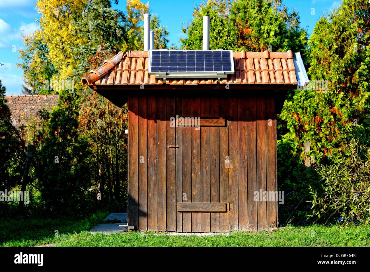 Photovoltaik-Anlage auf Bio Toilette Stockfoto