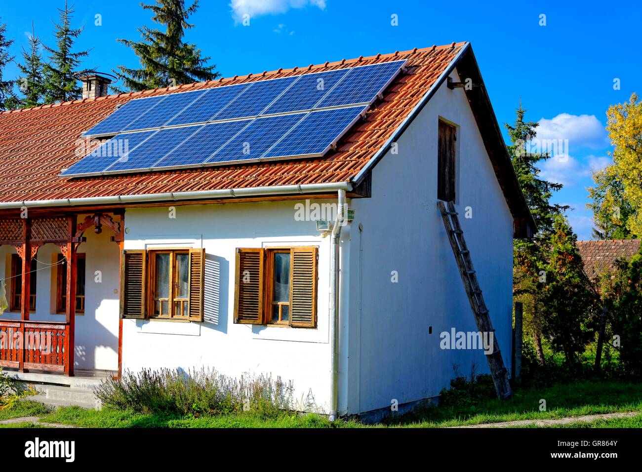 Photovoltaik-Anlage auf dem Dach des Bauernhauses Stockfoto