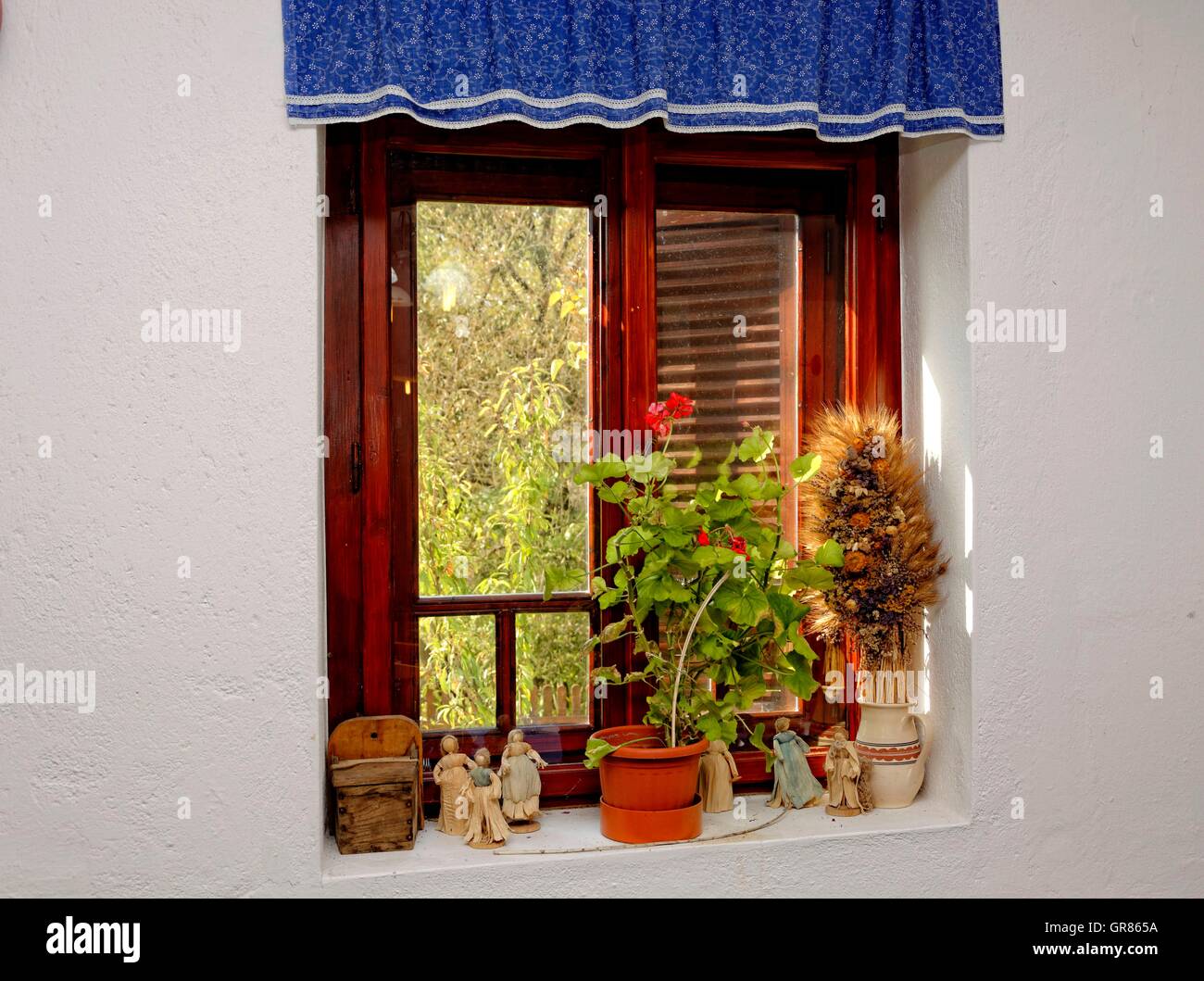 Holzfenster mit dekorierten Fensterbank Stockfoto