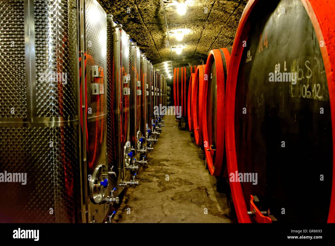 Edelstahltanks und der Wein Keller Juhaszvin Holzfaesser In Eger, Ungarn Stockfoto