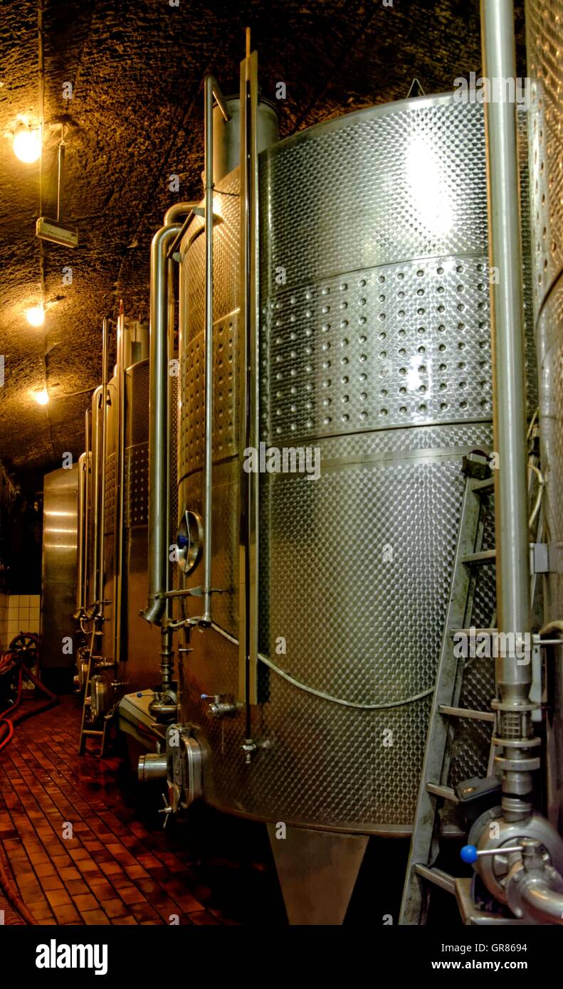Edelstahltank im Keller der Brüder Juhasz In Eger, Ungarn, ungarische Weine Stockfoto