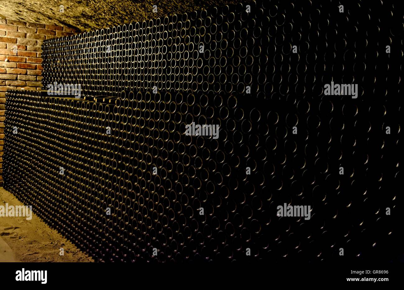 Viele Weinflaschen gestapelt im Keller des Juhaszvin In Eger, Ungarn Stockfoto