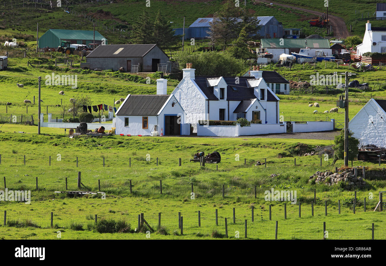 Schottland, die Inneren Hebriden, Isle Of Skye, Trotternish Halbinsel, Häuser und Landschaft mit Staffin Stockfoto