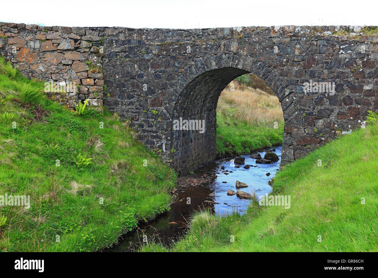 Schottland, die Inneren Hebriden, Isle Of Skye, Waternish Halbinsel, Fairy Bungy, alte Steinbrücke Stockfoto