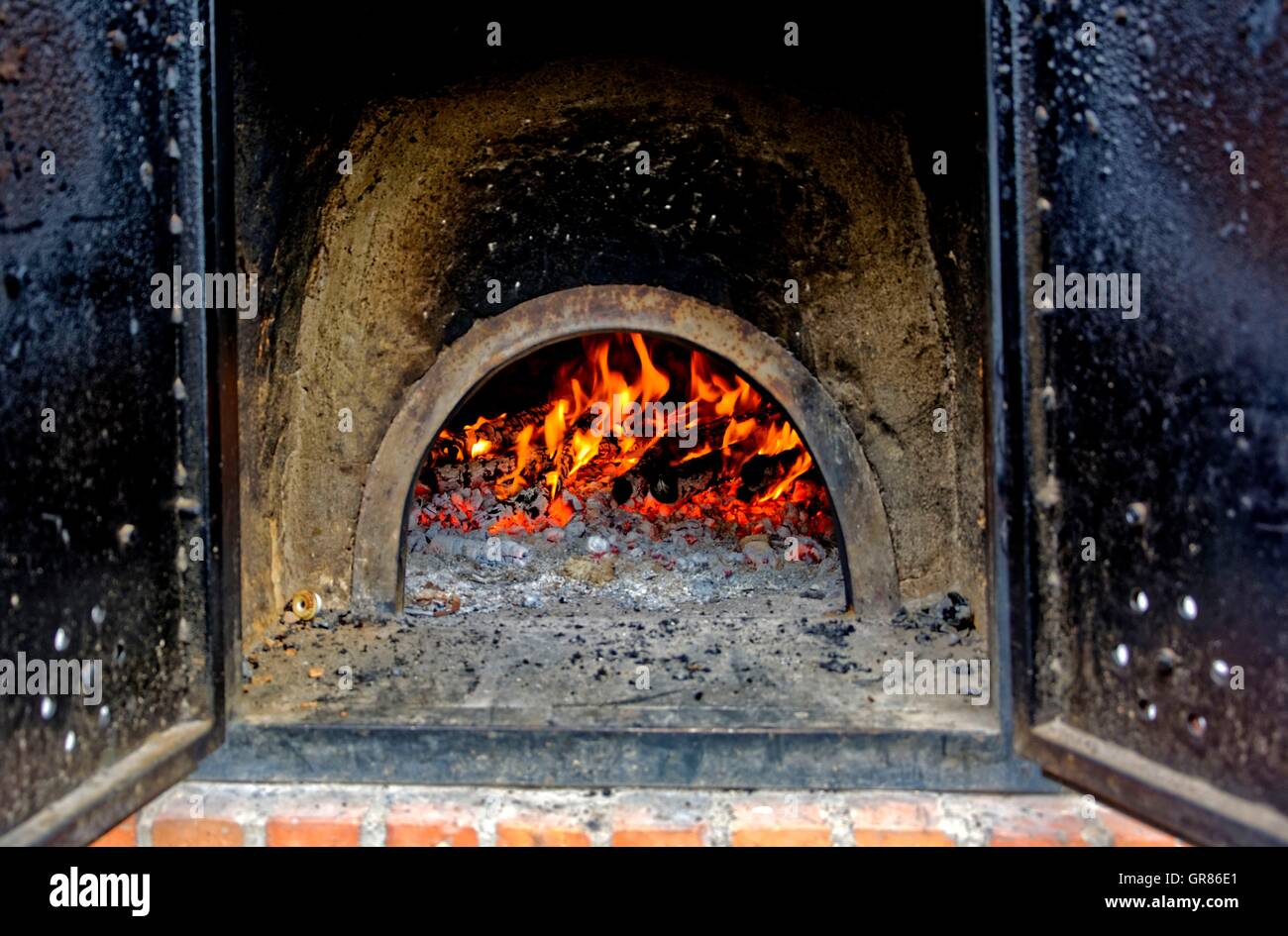 Verbrennung von Holz In den Lehmofen Stockfoto