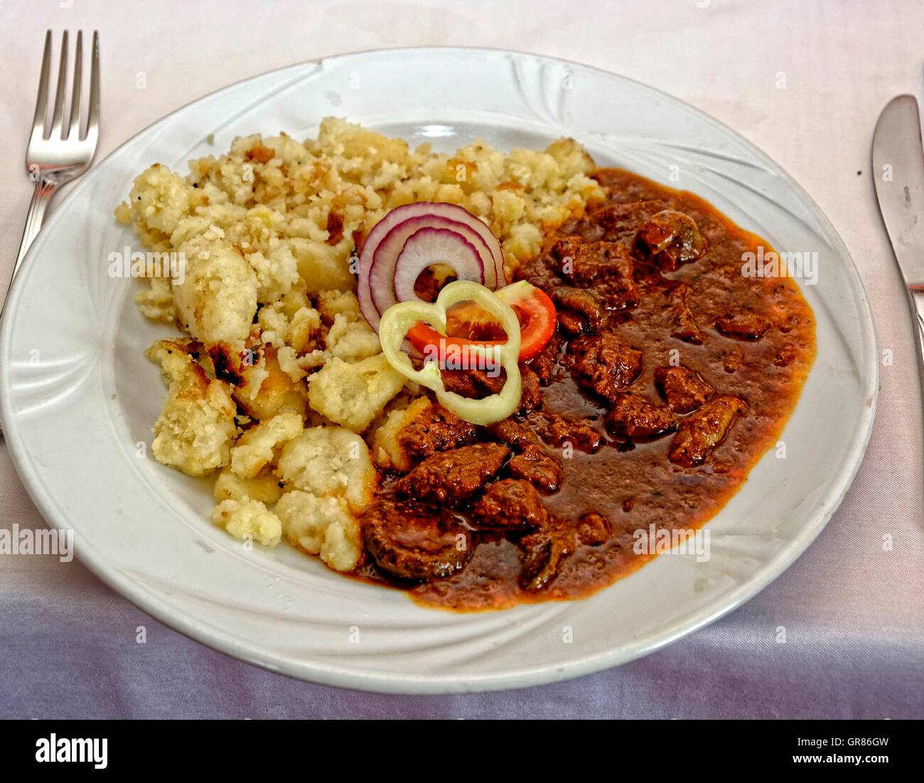 Ungarischer Gulasch mit Kartoffel-Brei Stockfotografie - Alamy