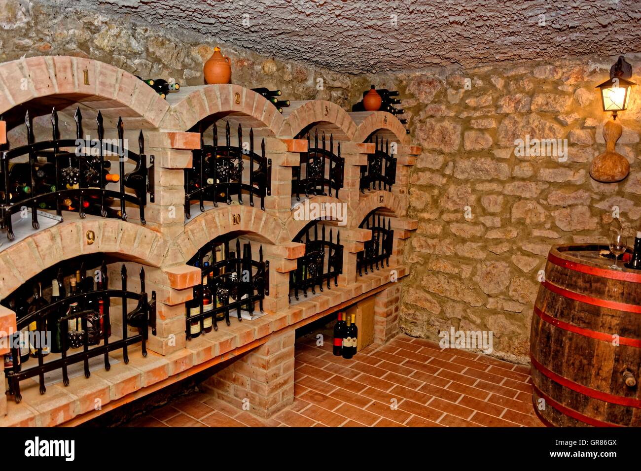 Weinkeller im Keller Stockfoto