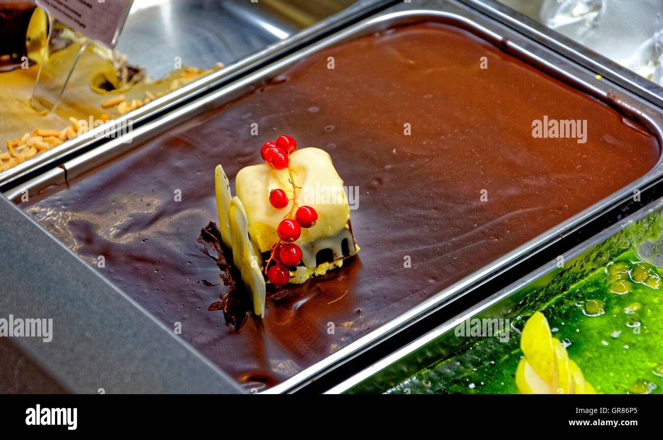Schokoladeneis mit Vanille-Eis-Torten und Johannisbeere Stockfoto