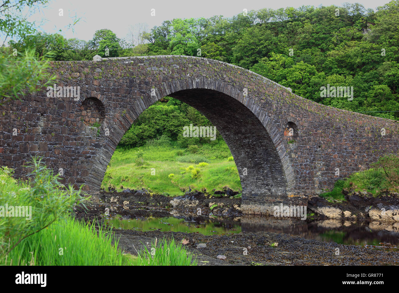 Schottland, gewölbt, alte Brücke zu der Insel Seil über den sound Seil Stockfoto