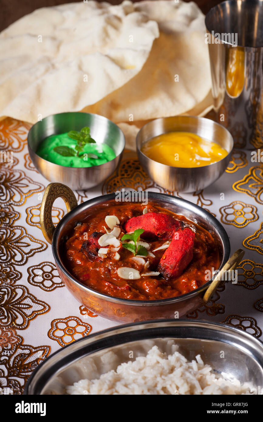 Curry mit Papads Stockfoto