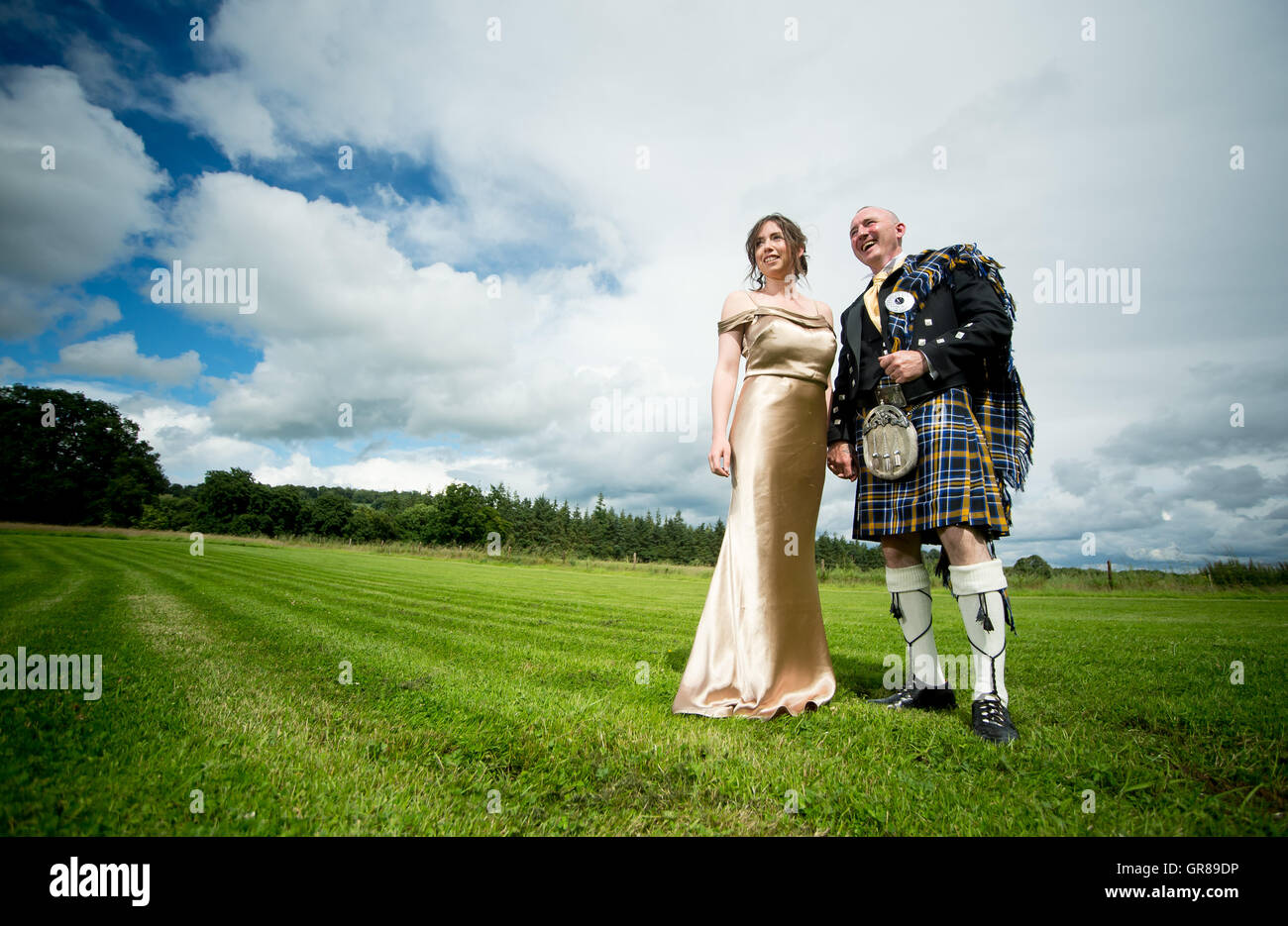Ein paar just married in Irland Stand stolz in der Nähe der Hügel von Tara Stockfoto