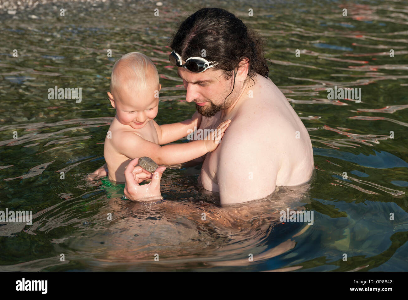 Vater mit ihrem Kleinkind Jungen in einem Meer in Sistiana, Friaul-Julisch Venetien, Italien, Europa Stockfoto