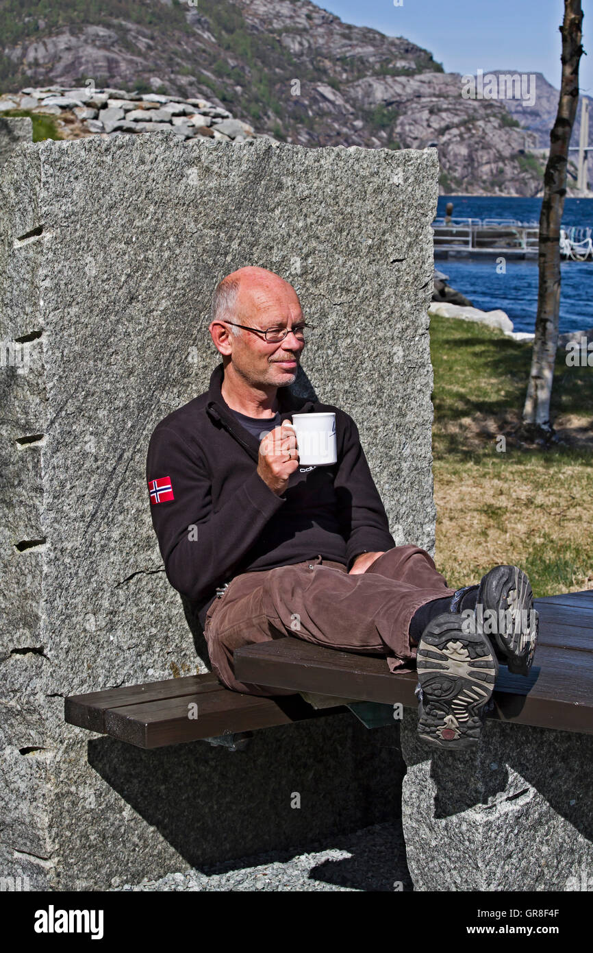 Die einladenden Steinbänken auf Hogfjorden laden Sie ein zu einer Reise nach Unterbrechung Stockfoto