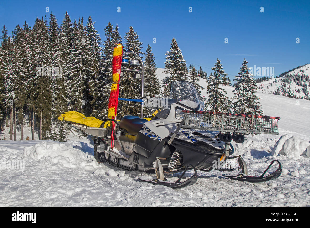 Mit diesem Ski geeignet Fahrzeug ist die Bergwacht immer schnell Stockfoto