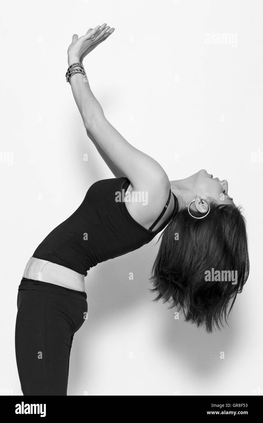 Junge Frau In Sportkleidung macht Entspannungsübungen Stockfoto