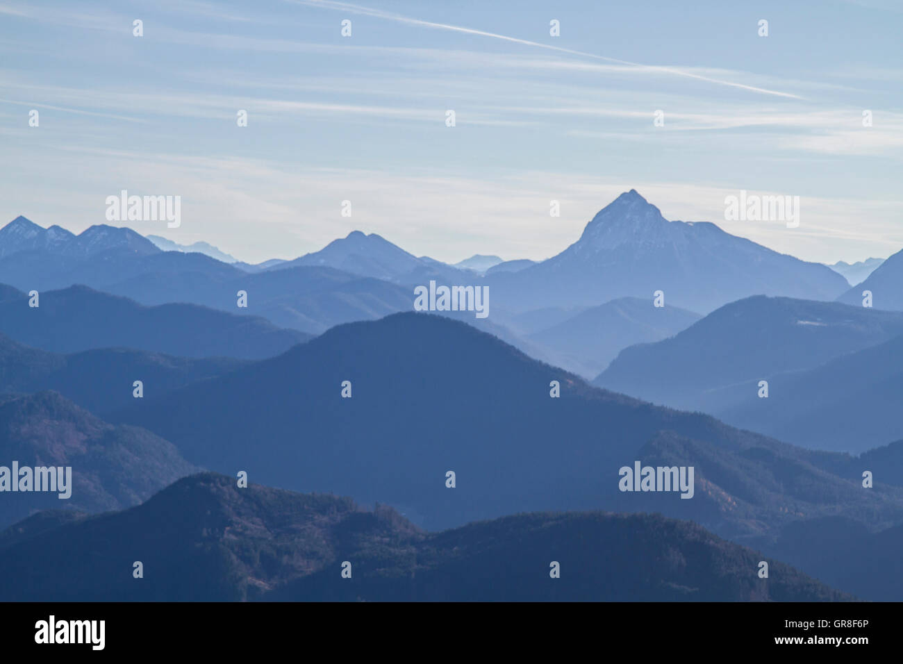 Blick vom Jochberg auf den Blue Mountains von Guffert, Halserspitze und andere Stockfoto