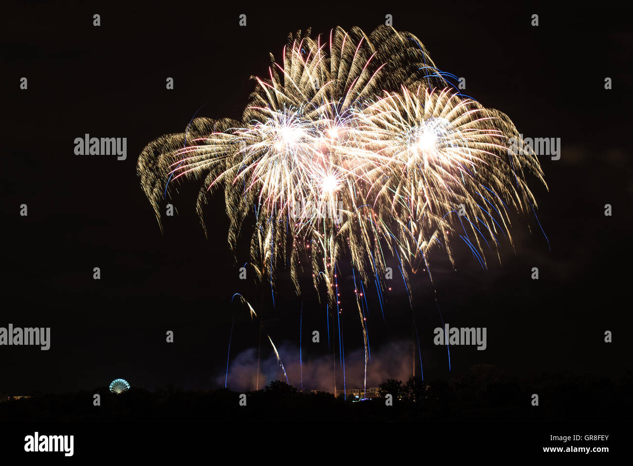 Großes helles Feuerwerk Stockfoto