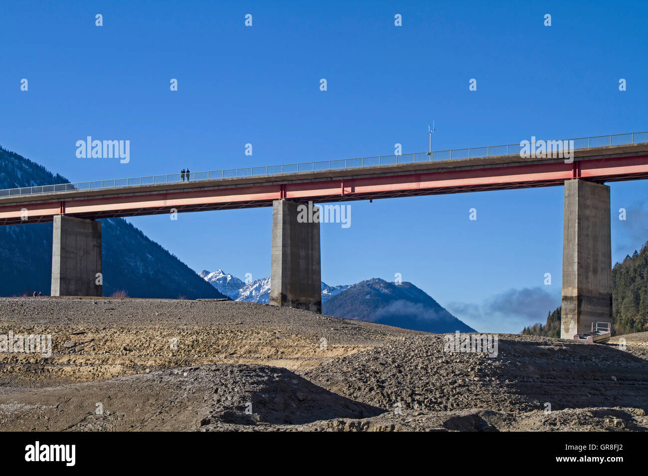 Brücke über die leeren Behälter Sylvensteinspeicher In Oberbayern Stockfoto