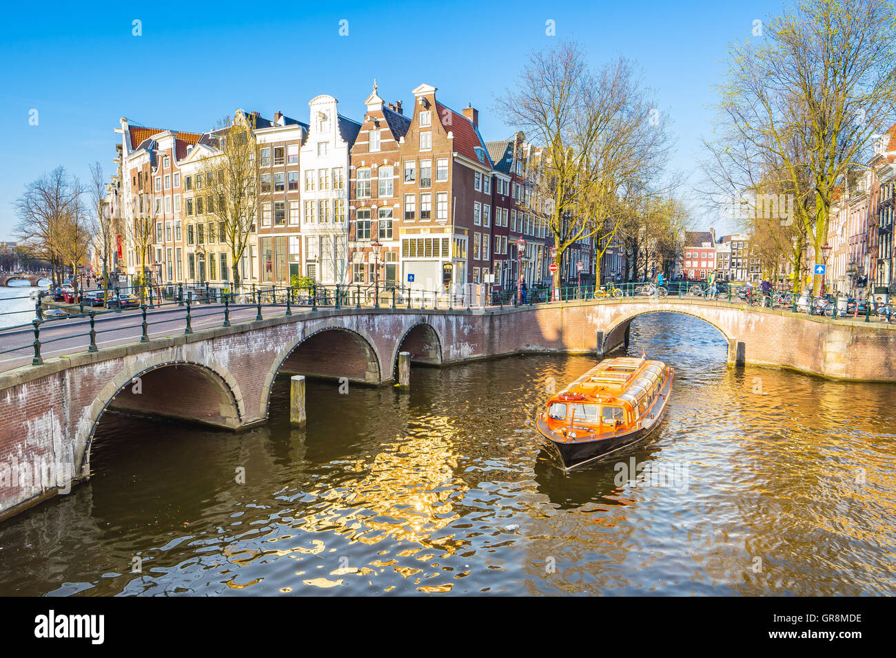 Schöne Aussicht auf die Amsterdamer Grachten mit Brücke und typische Häuser Niederländisch. Stockfoto