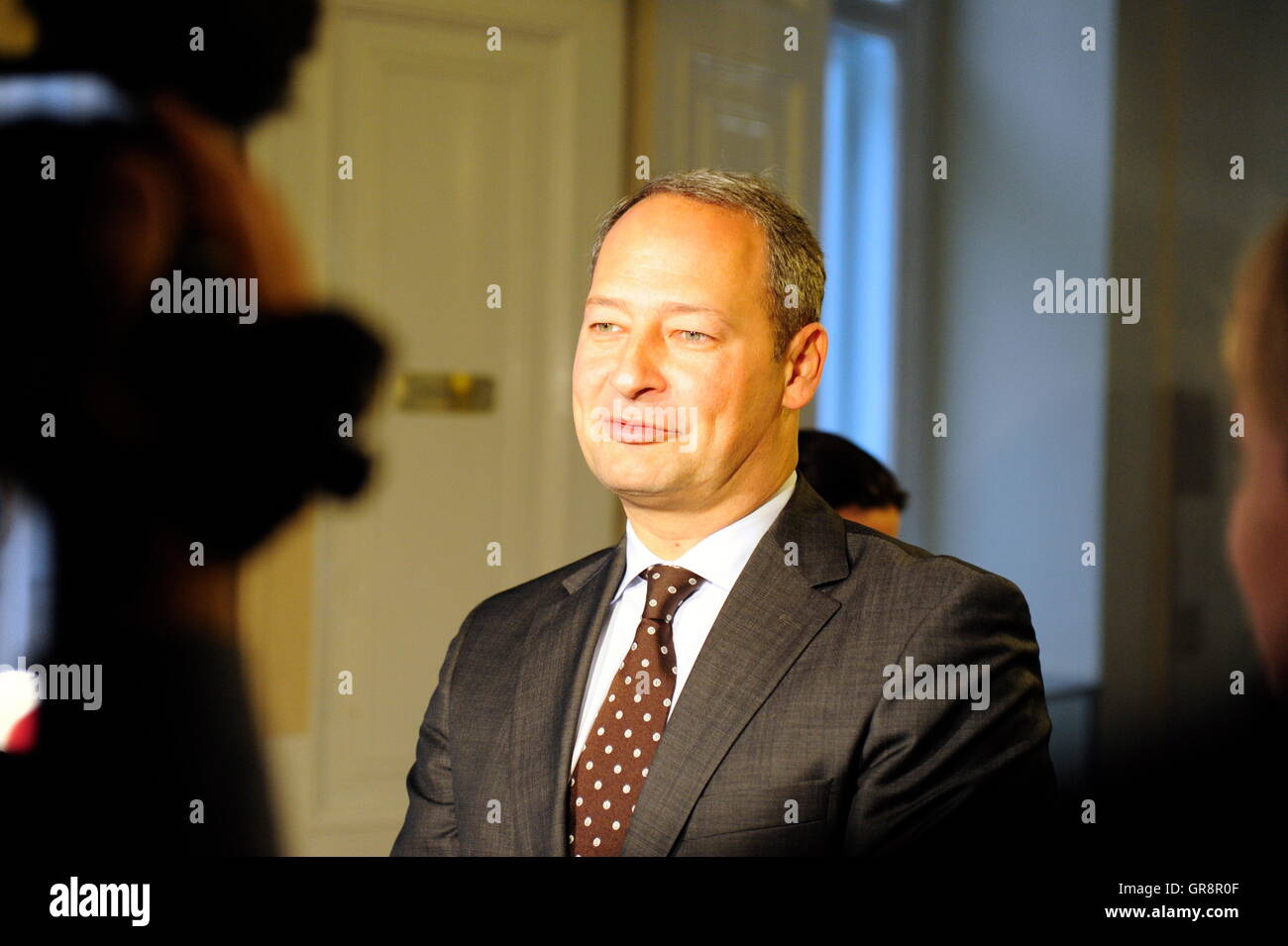 Minister im Bundeskanzleramt In Wien mit Club-Vorsitzender Andreas Schieder Stockfoto