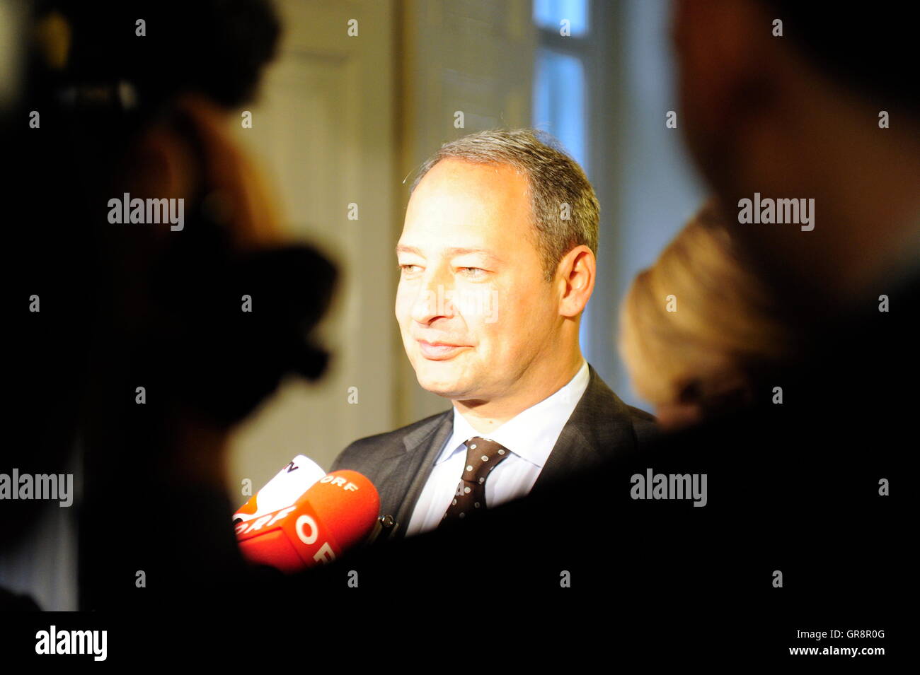 Minister im Bundeskanzleramt In Wien mit Club-Vorsitzender Andreas Schieder Stockfoto