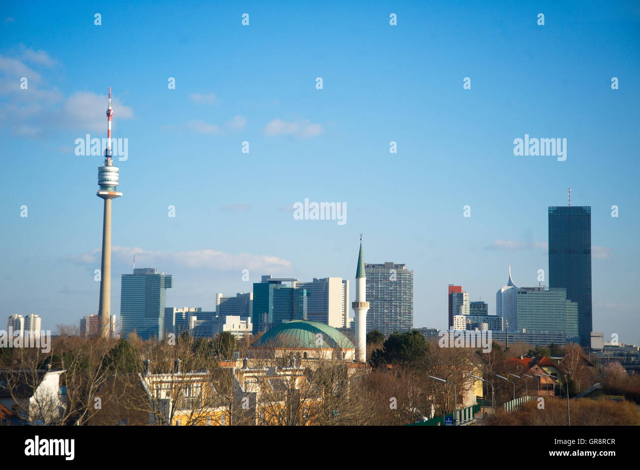 Moschee am Hubertusdamm In Wien mit UNO-City im Hintergrund Stockfoto