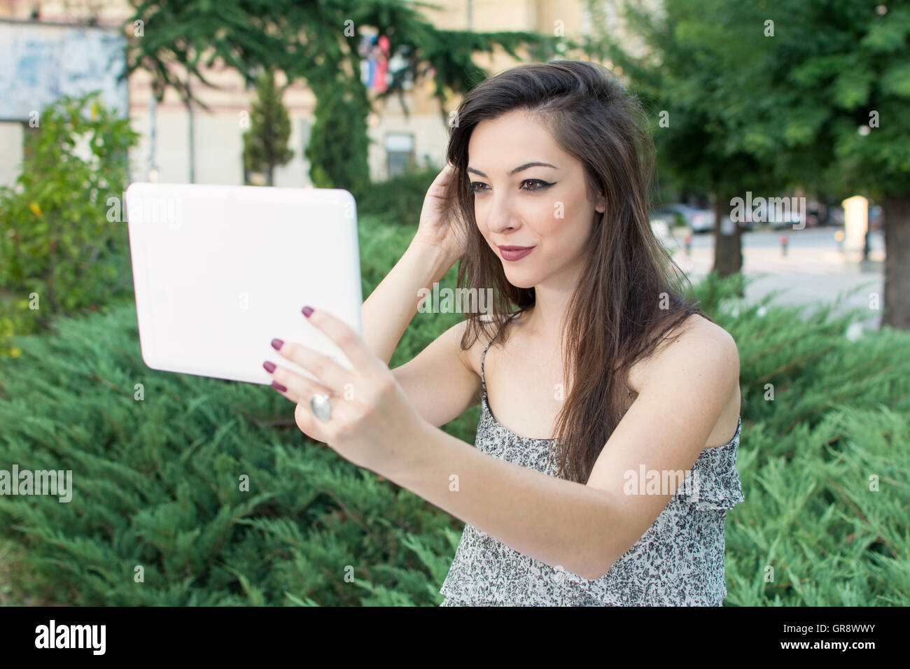 Junge Frau, die die Selfie mit einem Tablet-Gerät Stockfoto