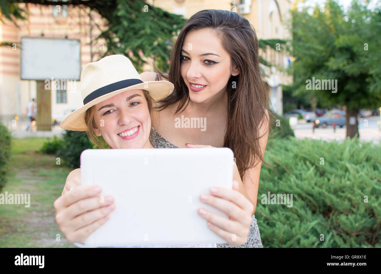 Zwei Freundinnen nehmen Selfie mit einem tablet Stockfoto