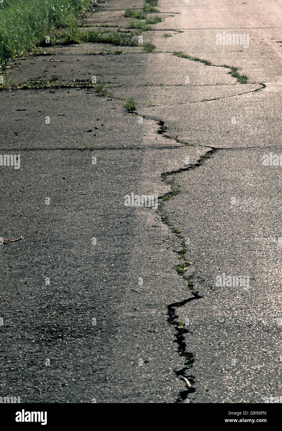 Risse In A Road bei Gegenlicht Stockfoto