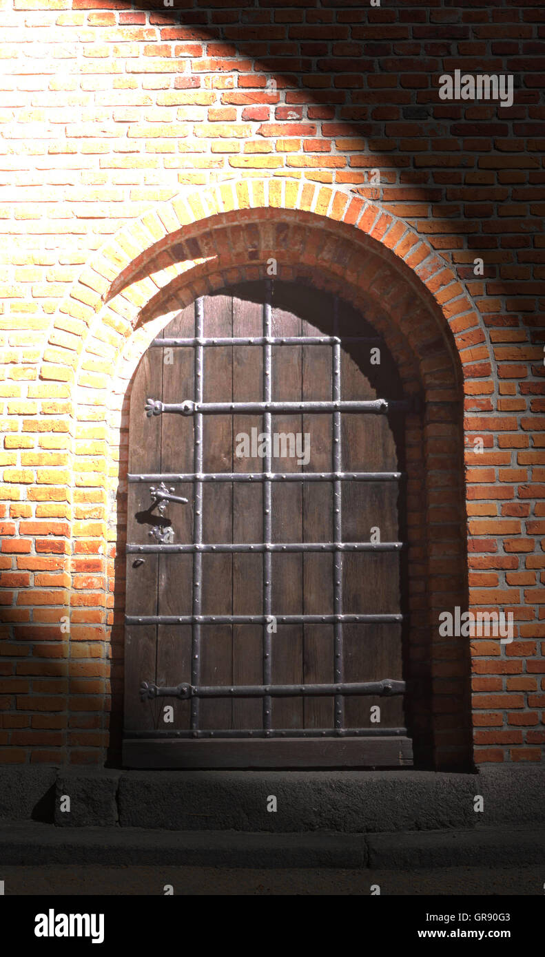 Kirche-Tür und Backsteingebäude In Licht und Schatten Stockfoto
