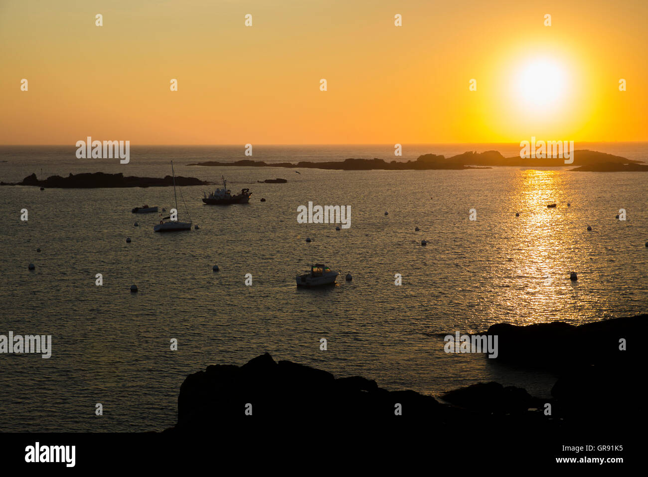 Sonnenuntergang an der rosa Granit Küste In Munitionsdepot Bretagne, Frankreich Stockfoto