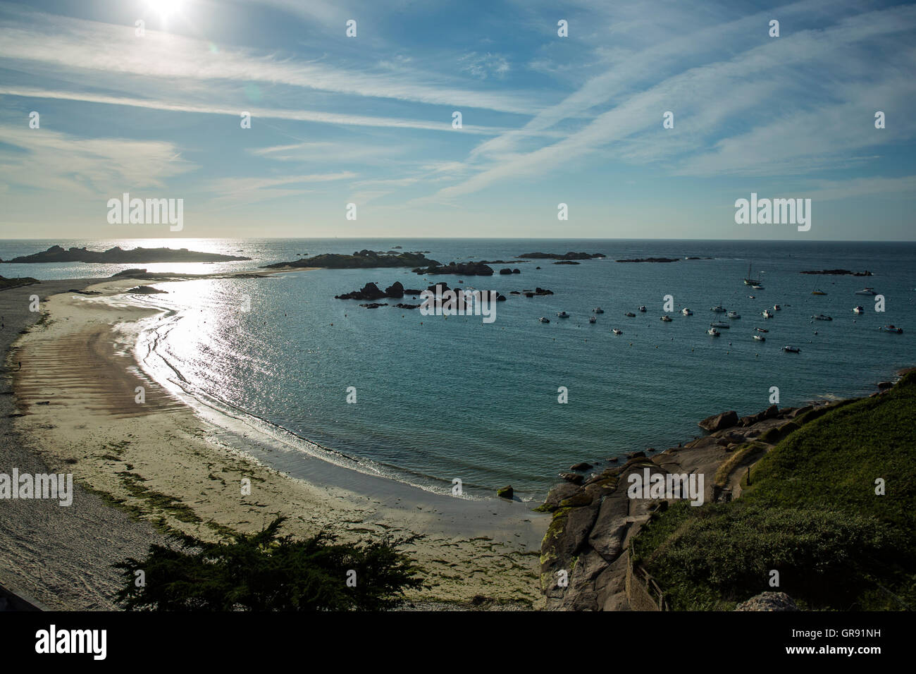 Sandstrand In Munitionsdepot Hintergrundbeleuchtung, Bretagne, Frankreich Stockfoto