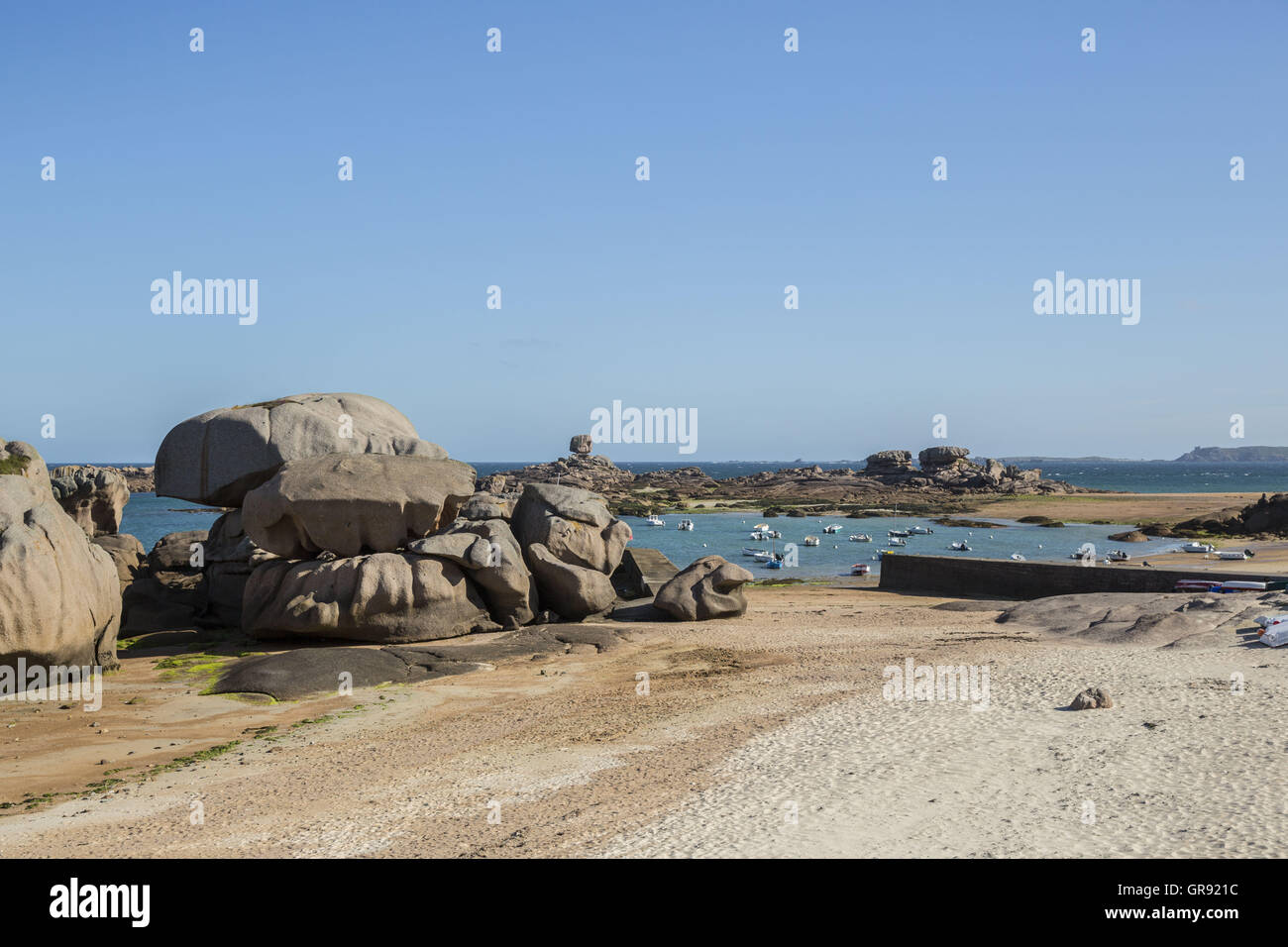 Granitfelsen auf der rosa Granit Küste In Ploumanach, Bretagne, Frankreich Stockfoto