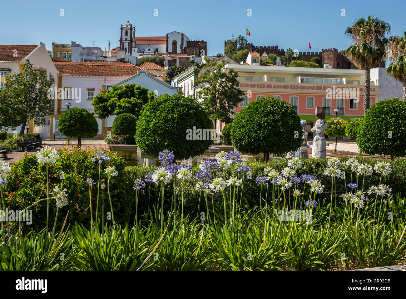 Parkland, mit Blick auf die Kathedrale und das Schloss In Silves, Algarve, Portugal, Europa Stockfoto