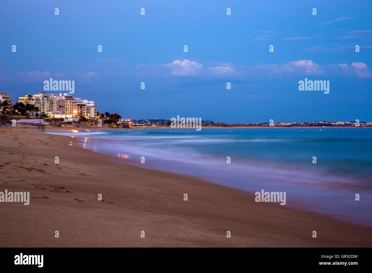 Strand und Felsen an der Algarve im Abendlicht, lange Belichtung, Portugal Stockfoto