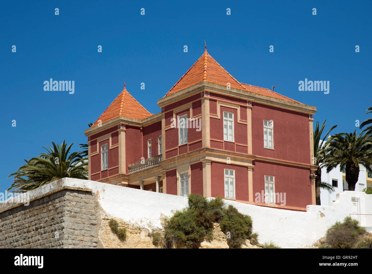 Alte Villa an der Strandpromenade von Armacao De Pera, Algarve, Portugal Stockfoto