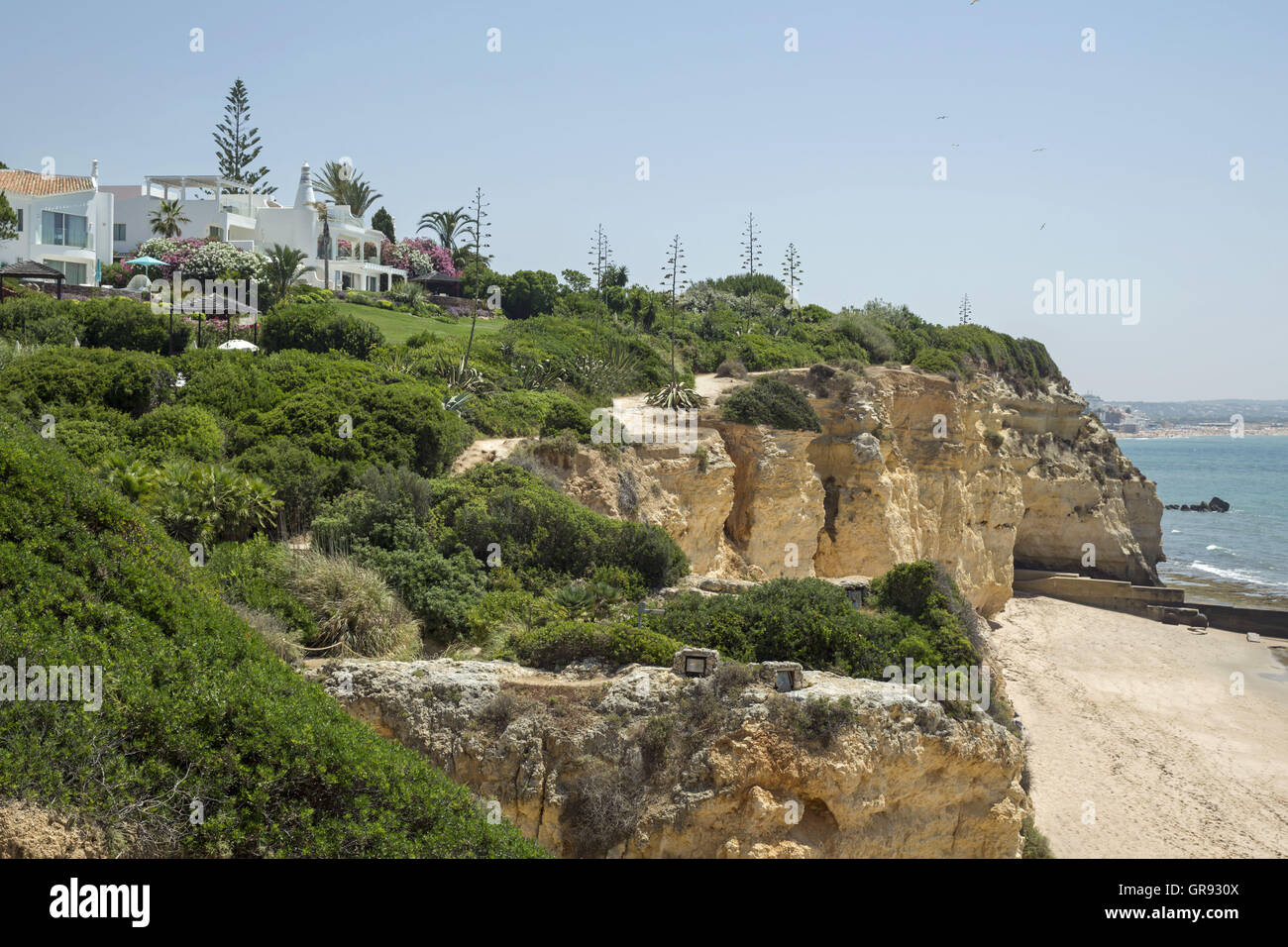 Ferienhäuser auf den Klippen am Armacao De Pera, Algarve, Portugal, Europa Stockfoto